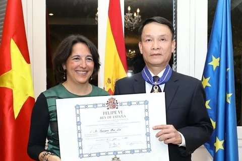 Посол Испании Пилар Мендес Хименес вручает орден генеральному директору Вьетнамского информационного агентства Нгуен Дык Лою (Фото: ВИА)
