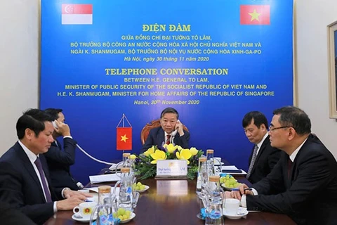 Министр общественной безопасности генерал То Лам проводит телефонные переговоры с министром внутренних дел и права Сингапура К. Шанмугамом (Фото: cand.com.vn)