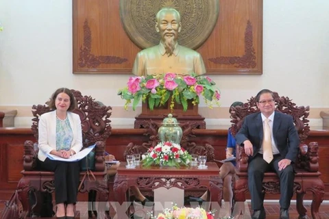 Председатель Народного комитета Кантхо Чан Вьет Чыонг (справа) и посол Австралии во Вьетнаме Робин Муди (Фото: ВИА)