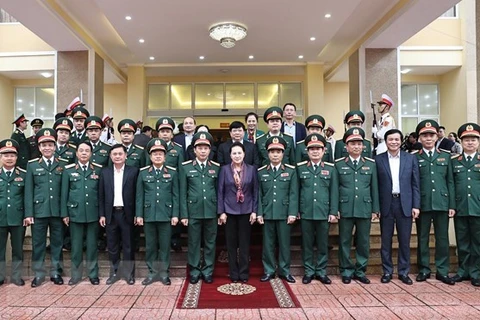 Председатель Национального собрания Нгуен Тхи Ким Нган и офицеры военного округа №4 позируют для группового фото. (Фото: ВИА)