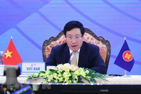 Заместитель премьер-министра, министр иностранных дел Фам Бинь Минь на встрече (Фото: ВИА)