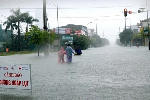 Затопленная дорога в городе Хатинь в центральной провинции Хатинь в октябре (Фото: ВИА)