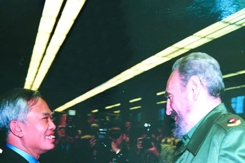Бывший заместитель премьер-министра Вьетнама Ву Кхоан пожимает руку кубинскому лидеру Фиделю Кастро. (Фото любезно предоставлено Ву Кхоаном)