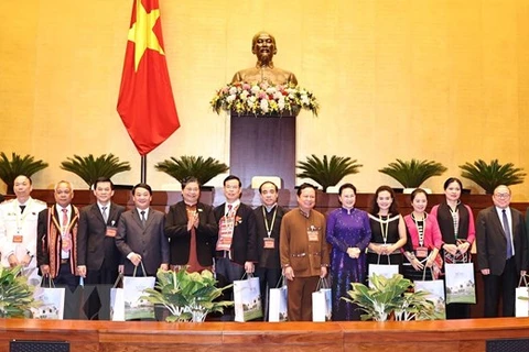 Председатель Национального собрания Нгуен Тхи Ким Нган вручает подарки делегатам 2-го национального съезда этнических меньшинств. (Фото: ВИА)