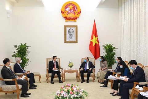 Премьер-министр Нгуен Суан Фук устраивает прием для председателя и исполнительного директора SCG Рунгроте Рангсиопаша. (Фото: ВИА)