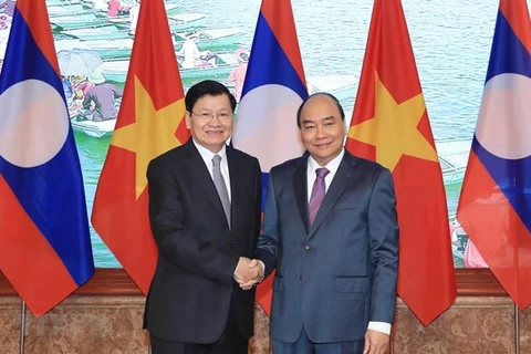 Премьер-министр Вьетнама Нгуен Суан Фук (справа) и премьер-министр Лаоса Тхонглун Сисулит (Источник: ВИА)