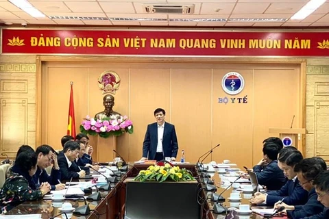Министр здравоохранения Нгуен Тхань Лонг (стоит) на встрече с вьетнамскими производителями вакцин 5 декабря (Фото: ВИА)
