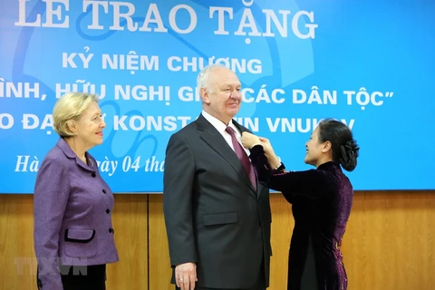 Председатель СВОД Нгуен Фыонг Нга вручает медаль «За мир и дружбу между народами» Послу К.Внукову. (Фото: ВИА)