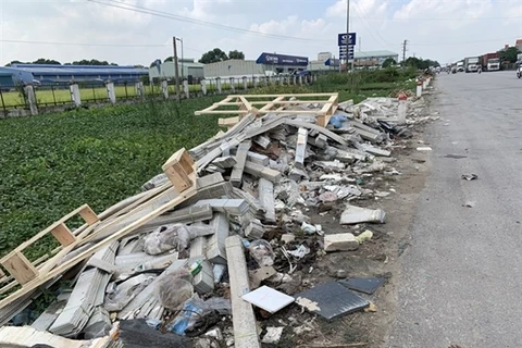 Строительный мусор разбросан вдоль участка национальной дороги №5, проходящей через уезд Камжанг, северная провинция Хайзыонг (Источник: ВИА)