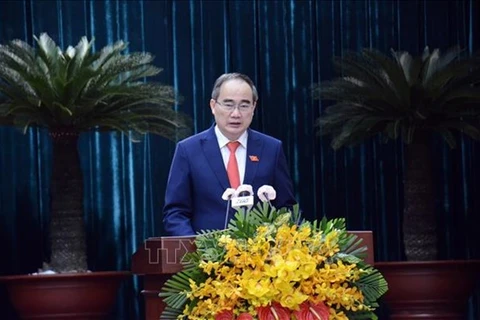 На сессии выступает глава депутатской делегации Национального собрания города Хошимина Нгуен Тхиен Нян. (Фото: ВИА)