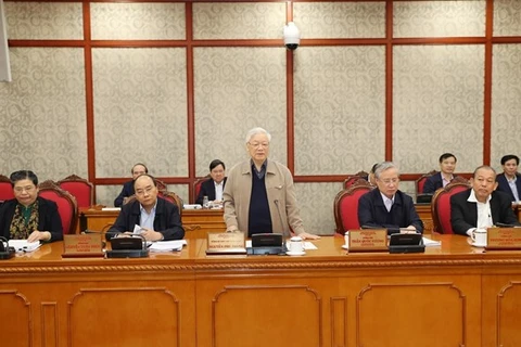 Генеральный секретарь ЦК КПВ, президент Нгуен Фу Чонг (стоит) выступает на заседании Политбюро в Ханое 8 декабря (Фото: ВИА)