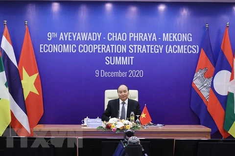 Премьер-министр Нгуен Суан Фук принимает участие в 9-м саммите по стратегии экономического сотрудничества трех рек Иявади-Чао Прайя-Меконг (ACMECS), который прошел 9 декабря в режиме видеоконференции (Фото: ВИА) 