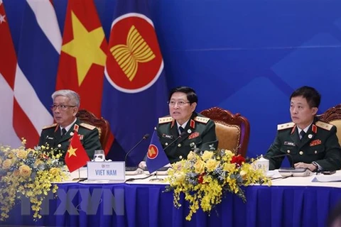 Министр обороны генерал Нго Суан Лить выступает на мероприятии. (Фото: ВИА)