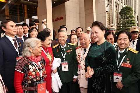 Председатель НС Нгуен Тхи Ким Нган встретилась с делегатами 10-го всенационального съезда патриотических соревнований (Фото: ВИА)