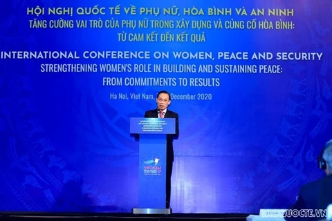 На конференции выступает заместитель министра иностранных дел Ле Хоай Чунг (Фото: baoquocte.vn).