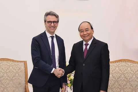 Премьер-министр Нгуен Суан Фук (справа) принял посла Джорджо Алиберти, главу делегации ЕС во Вьетнаме (Фото: ВИА)