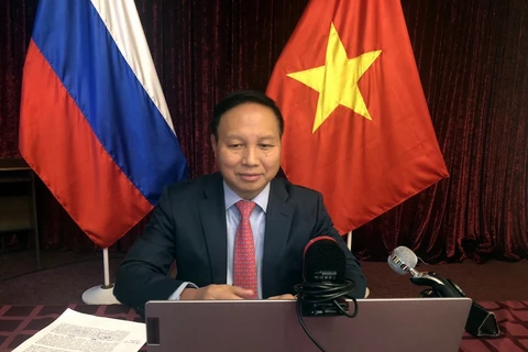 Посол Нго Дык Мань выступает на конференции. (Фото: ВИА)