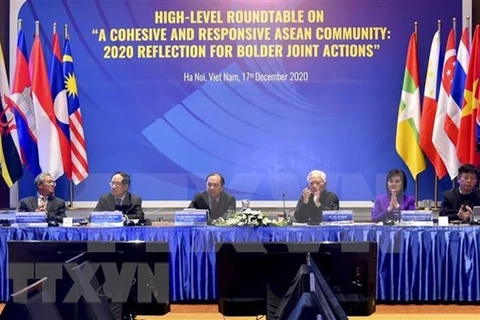 Заместитель министра иностранных дел Нгуен Куок Зунг (третий слева) и Круглый стол высокого уровня на тему “Сплоченное и гибкое сообщество АСЕАН: отражение более смелых совместных действий 2020” (Фото: ВИА)