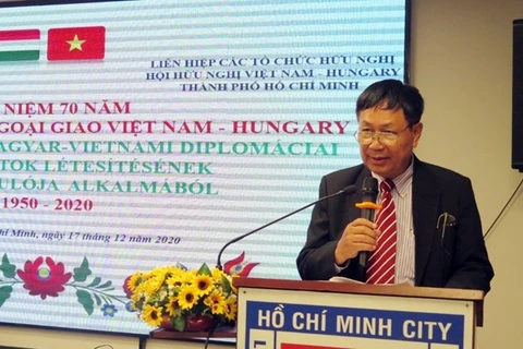 Заместитель председателя Ассоциации дружбы Вьетнам-Венгрия в городе Хошимине Нгуен Куанг Винь выступает на церемонии 17 декабря (Фото: ВИА)