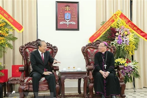 Постоянный заместитель премьер-министра Чыонг Хоа Бинь (слева) поздравляет архиепископа епархии Ханоя Джозефа Ву Ван Тхиена с Рождеством (Фото: ВИА)