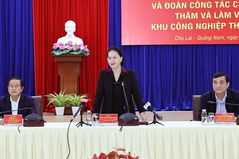 Председатель Национального собрания Нгуен Тхи Ким Нган (стоит) выступает на рабочем заседании с властями Куангнама (Фото: ВИА)