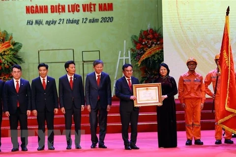 Вице-президент Данг Тхи Нгок Тхинь присвоил компании Electricity of Vietnam (EVN звание “Герой труда в обновлении” в знак признания ее вклада в национальное социально-экономическое развитие. (Фото: ВИА)