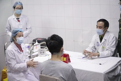 Военно-медицинская академия делает укол вакцины Nanocovax одному из 17 добровольцев (Фото: ВИА)
