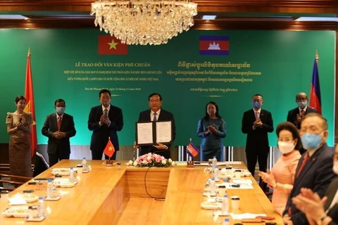 Обмен документами происходит во время церемонии после 18-го заседания Совместной комиссии Вьетнам-Камбоджа по экономическому, культурному, научному и технологическому сотрудничеству (Фото: ВИА)