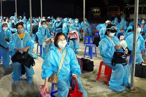 Прибывшие из-за границы вьетнамцы отправлены на карантин по прибытии. (Фото: ВИА) 