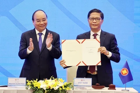 Премьер-министр Нгуен Суан Фук (слева) и министр Торговли и Промышленности Чан Туан Ань на церемонии. (Фото: ВИА)