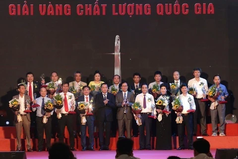 Все 8 вьетнамских студентов из средней специализированной школы для одаренных “Ханой-Амстердам” завоевали медали, в том числе 5 золотых, 1 серебряную и 2 бронзовые, на 5-й Международной олимпиаде мегаполисов (МОМ). (Фото: nhandan.com.vn)