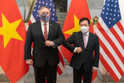 Госсекретарь Майкл Помпео встречается с заместителем премьер-министра и министром иностранных дел Вьетнама Фам Бинь Минем в Ханое 30 октября 2020 г. (Фото: Государственный департамент США)