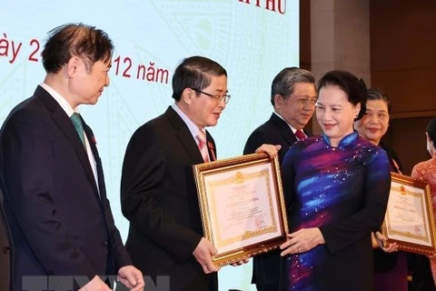 Председатель Национального собрания Нгуен Тхи Ким Нган вручает Ордена труда лицам, которые внесли важный вклад в повышение качества и эффективности работы НС (Фото: ВИА)