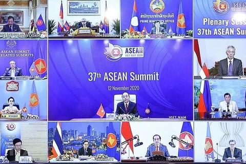 Премьер-министр Нгуен Суан Фук председательствовал на пленарном заседании 37-го саммита АСЕАН в онлайн-формате. (Фото: Тхонг Ньят/ВИА)