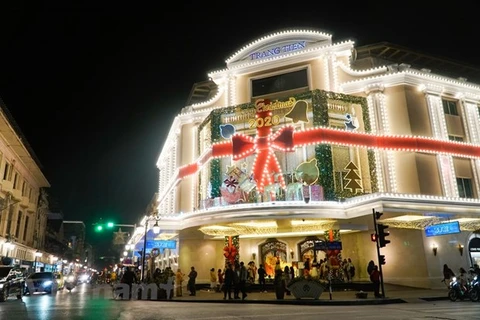 Торговый центр Trang Tien Plaza в Ханое украшен в честь Рождества (Фото: ВИА)