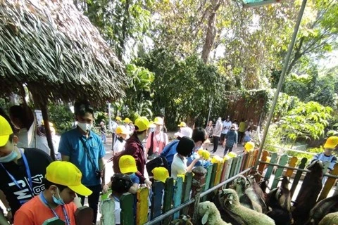 Дети на обзорной экскурсии по зоопарку и ботаническому саду “Сайгон” в Хошимине (Фото: ВИА)