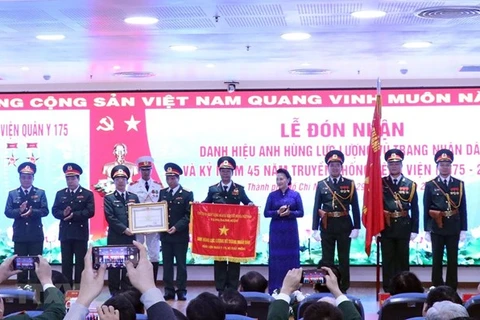 Председатель Национального собрания Нгуен Тхи Ким Нган присвоила военному госпиталю №175 звание Героя Народных вооруженных сил (Источник: ВИА)