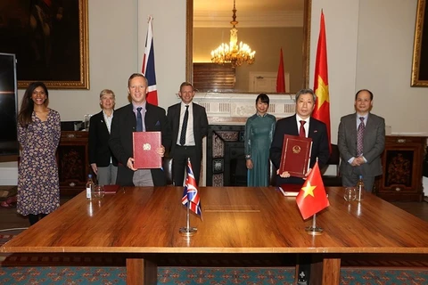Посол Вьетнама в Великобритании Чан Нгок Ан и посол Вьетнама во Вьетнаме Гарет Эдвард Уорд подписывают соглашение о свободной торговле. (Фото: ВИА)