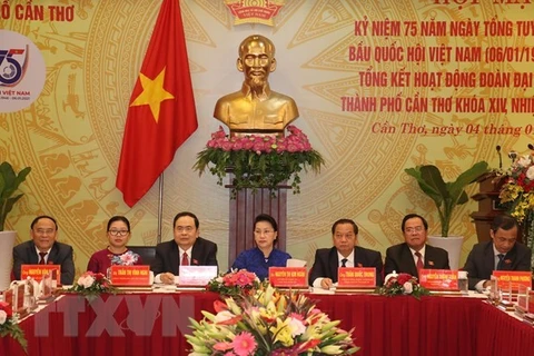 Председатель Национального собрания Нгуен Тхи Ким Нган (в центре) присутствует на встрече (Фото: ВИА) 