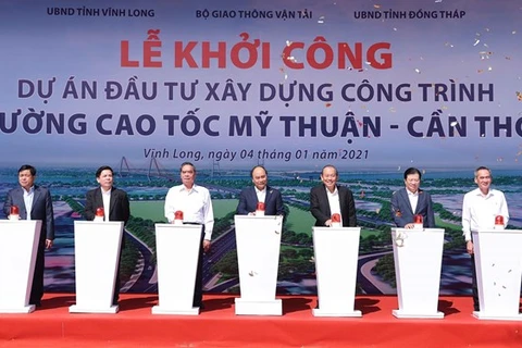 Премьер-министр Нгуен Суан Фук (в центре) и официальные лица нажимают кнопки, чтобы отметить начало работ на автомагистрали Митхуан-Кантхо 4 января (Фото: ВИА)