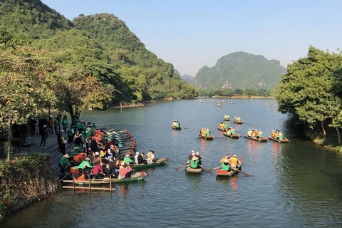 Туристы в новогодний праздник 2021 года посещают ландшафтный комплекс Чанган в Ниньбине (Фото: ВИА)