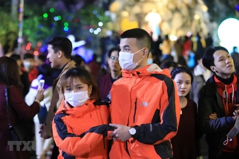Лишь немногие люди носят маски, выходя на улицу в канун Рождества (Фото: ВИА)