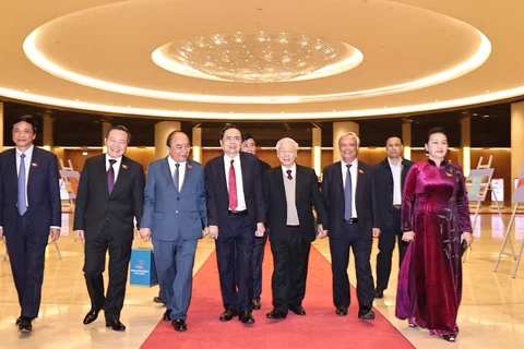 Генеральный секретарь ЦК КПВ, президент Нгуен Фу Чонг (третий справа в первом ряду), премьер-министр Нгуен Суан Фук (третий слева) и председатель Национального собрания Нгуен Тхи Ким Нган (первая справа) присутствовали на собрании 6 января. (Фото: ВИА)
