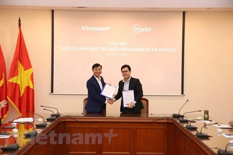 Главный редактор VietnamPlus Чан Тьен Дуан (слева) и Джек Нгуен, региональный директор Insider по Вьетнаму, Тайланду и Тайваню, на церемонии подписания (Фото: ВИА) 