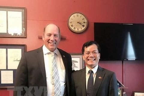 Посол Вьетнама в США Ха Ким Нгок провел телефонный разговор с конгрессменом Тедом Йохо. (Фото: ВИА)