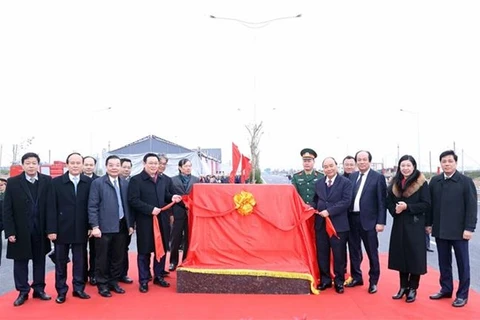 Премьер-министр Нгуен Суан Фук и делегаты на церемонии открытия развязки. (Фото: ВИА)