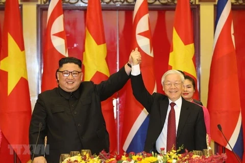 Генсек ЦК КПВ, президент СРВ Нгуен Фу Чонг (справа) приветствует лидера Корейской Народно-Демократической Республики Ким Чен Ына на банкете 1 марта 2019 г. (Фото: ВИА)