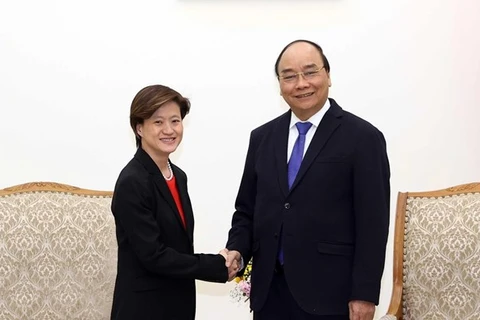 Премьер-министр Нгуен Суан Фук (справа) принял уходящего посла Сингапура во Вьетнаме Кэтрин Вонг (Фото: ВИА)