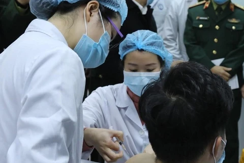 Утром 17 декабря 2020 года в Военно-медицинской академии (Ханой) Министерство здравоохранения совместно с Министерством обороны, Министерством науки и технологий организовало первую тестовую инъекцию вакцины COVID-19 Nanocovax вьетнамского производства 3 