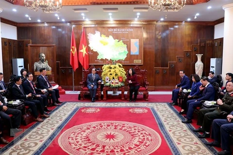 Секретарь провинциального парткома Дао Хонг Лан (справа) и посол Кореи во Вьетнаме Пак Но Ван на приеме (Фото: ВИА)